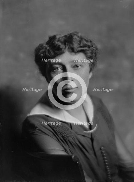 Lynch, Laura, Miss, portrait photograph, 1915 Dec. Creator: Arnold Genthe.