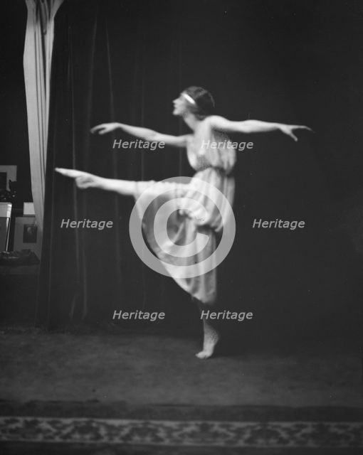 Lyons, Helen, Miss, between 1917 and 1921. Creator: Arnold Genthe.