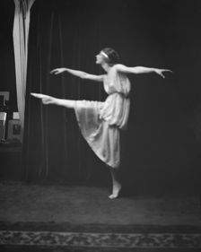 Lyons, Helen, Miss, between 1917 and 1921. Creator: Arnold Genthe