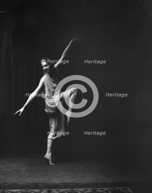Lyons, Helen, Miss, between 1917 and 1921. Creator: Arnold Genthe.