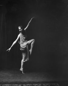 Lyons, Helen, Miss, between 1917 and 1921. Creator: Arnold Genthe