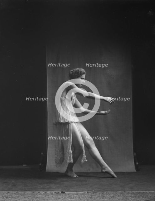 Lyons, Helen, Miss, between 1917 and 1921. Creator: Arnold Genthe.