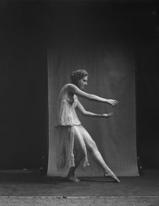 Lyons, Helen, Miss, between 1917 and 1921. Creator: Arnold Genthe