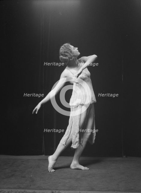 Lyons, Helen, Miss, between 1917 and 1921. Creator: Arnold Genthe.