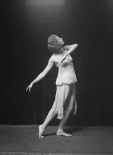Lyons, Helen, Miss, between 1917 and 1921. Creator: Arnold Genthe