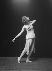 Lyons, Helen, Miss, between 1917 and 1921. Creator: Arnold Genthe