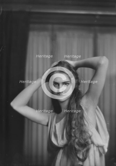Lyons, Helen, Miss, portrait photograph, between 1917 and 1921. Creator: Arnold Genthe.