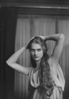 Lyons, Helen, Miss, portrait photograph, between 1917 and 1921. Creator: Arnold Genthe