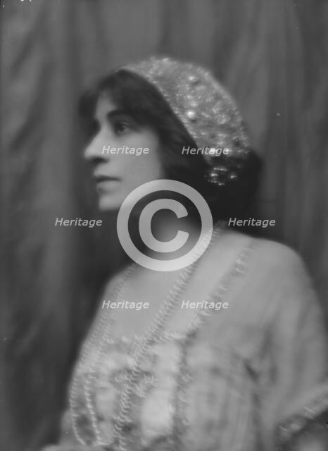 Lyons, Lurline, portrait photograph, 1912 Nov. 16. Creator: Arnold Genthe.