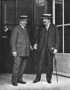 M Aristide Briand et M Alexandre Lahovary, ministre de Roumanie a Paris 1916. Creator: Unknown