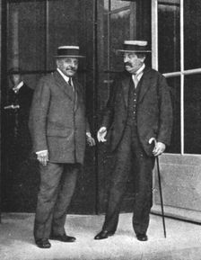 M Aristide Briand et M Alexandre Lahovary, ministre de Roumanie a Paris 1916. Creator: Unknown