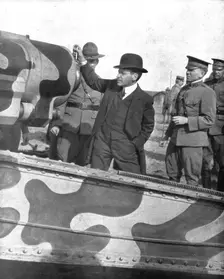 M. Baker en France; Le ministre de la Guerre Americain manoeuvre la Culasse d'une Piece..., 1917. Creator: Unknown