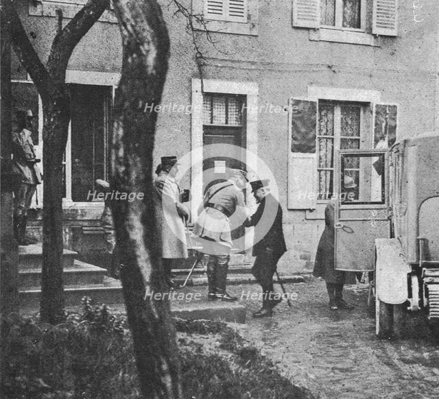 'M. Poincare a Verdun; arrivee du President de la Republique au poste de commandement..., 1916. Creator: Unknown.