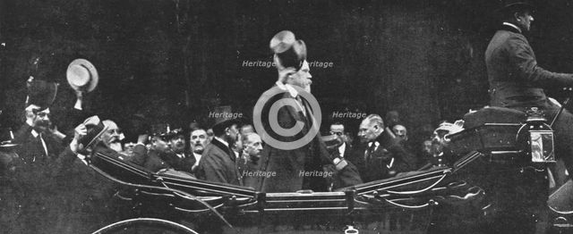 ''M Poincare Hate son retour en France; Rentrant A Paris, le President quitte la gare du Nord',1914 Creator: Unknown.