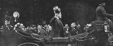 'M Poincare Hate son retour en France; Rentrant A Paris, le President quitte la gare du Nord 1914 Creator: Unknown