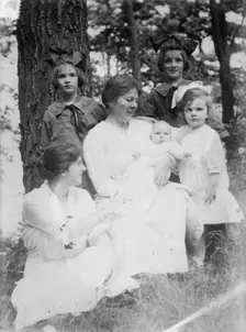 Mme. Louise Homer and children, 1915. Creator: Bain News Service