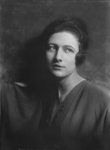 Mme. Turbau, portrait photograph, 1918 Feb. 14. Creator: Arnold Genthe