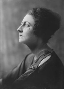 Mme. Turbau, portrait photograph, 1918 Feb. 14. Creator: Arnold Genthe