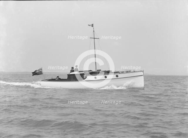 Motor yacht 'Stella Maris' under way, 1914. Creator: Kirk & Sons of Cowes.