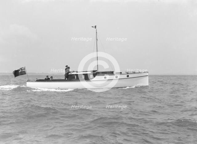 Motor yacht 'Stella Maris' under way, 1914. Creator: Kirk & Sons of Cowes.