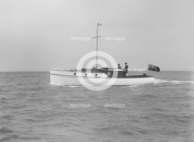 Motor yacht 'Stella Maris' under way, 1914. Creator: Kirk & Sons of Cowes.