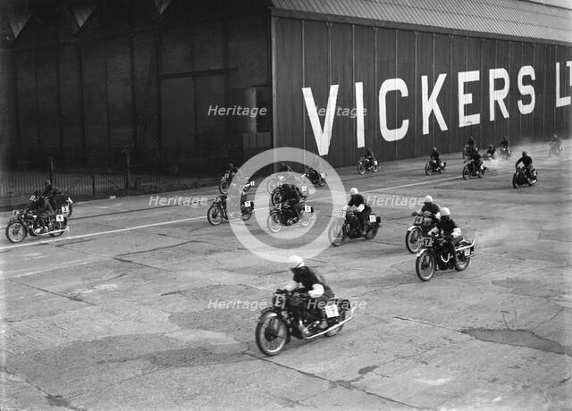 Motorcycles racing at the MCC Members Meeting, Brooklands, 10 September 1938. Artist: Bill Brunell.