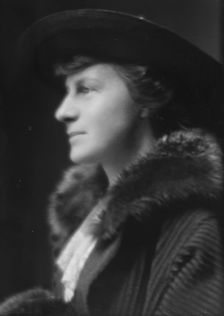 Motley, A.H., Mrs., portrait photograph, 1915. Creator: Arnold Genthe