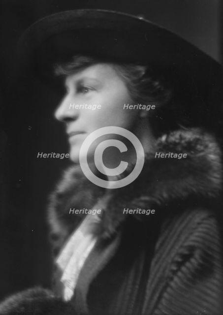 Motley, A.H., Mrs., portrait photograph, 1915. Creator: Arnold Genthe.