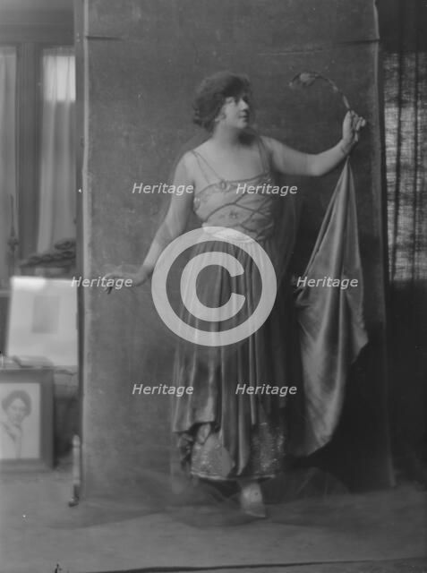 Mott-Smith, May, Miss, portrait photograph, between 1916 and 1923. Creator: Arnold Genthe.