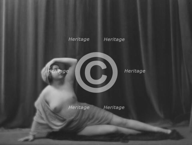 Mott-Smith, May, Miss, portrait photograph, between 1916 and 1923. Creator: Arnold Genthe.