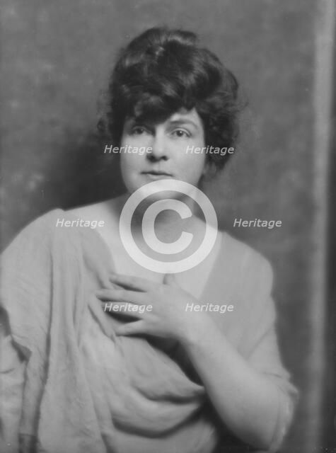 Mott-Smith, May, Miss, portrait photograph, between 1916 and 1928. Creator: Arnold Genthe.