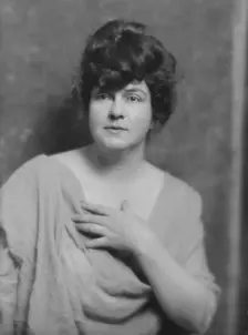 Mott-Smith, May, Miss, portrait photograph, between 1916 and 1928. Creator: Arnold Genthe