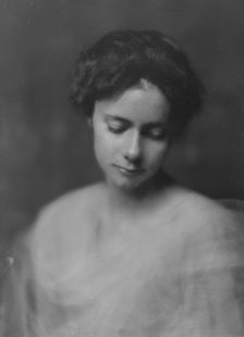 Moulton, Miss, portrait photograph, 1916 Apr. 27. Creator: Arnold Genthe