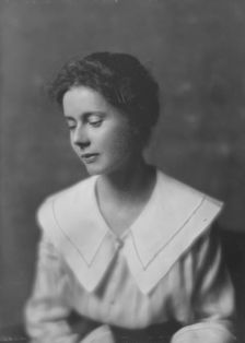 Moulton, Miss, portrait photograph, 1916 Apr. 27/. Creator: Arnold Genthe