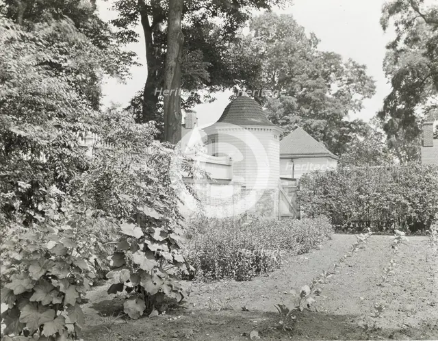 "Mount Vernon," George Washington house, George Washington Parkway, Mount Vernon, Virginia, c1894. Creator: Frances Benjamin Johnston.