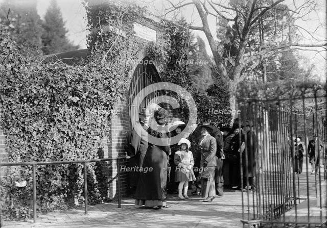 Mount Vernon - Tomb of Washington, 1911. Creator: Harris & Ewing.