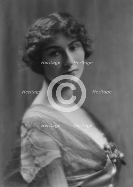Moller, R., Miss, portrait photograph, 1913. Creator: Arnold Genthe.
