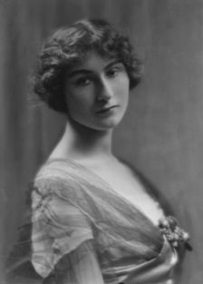 Moller, R., Miss, portrait photograph, 1913. Creator: Arnold Genthe