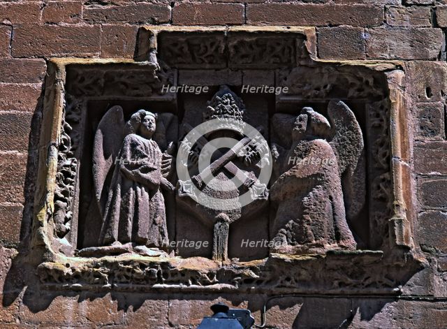 Monasterio de Santa María la Real. High relief on the façade.