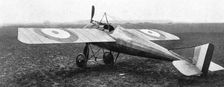 Monoplan Morane-Saulnier du type qu'employaient Garros et gilbert, arme d'une..., 1916. Creator: Unknown