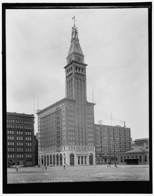 Montgomery Ward & Co. building, Chicago, between 1900 and 1906. Creator: Unknown