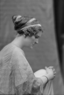 Montgomery, Margaret Phelps, Miss, portrait photograph, 1912 Sept. 27. Creator: Arnold Genthe