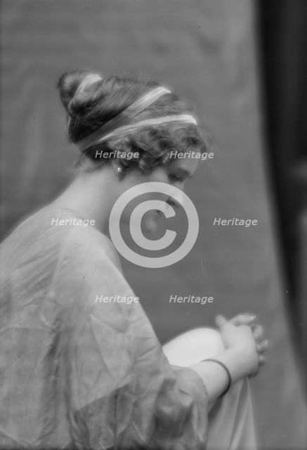 Montgomery, Margaret Phelps, Miss, portrait photograph, 1912 Sept. 27. Creator: Arnold Genthe.