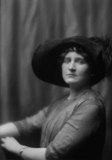 Montgomery, Margaret Phelps, Miss, portrait photograph, 1912 Sept. 27. Creator: Arnold Genthe