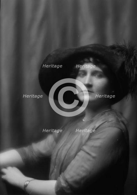 Montgomery, Margaret Phelps, Miss, portrait photograph, 1912 Sept. 27. Creator: Arnold Genthe.
