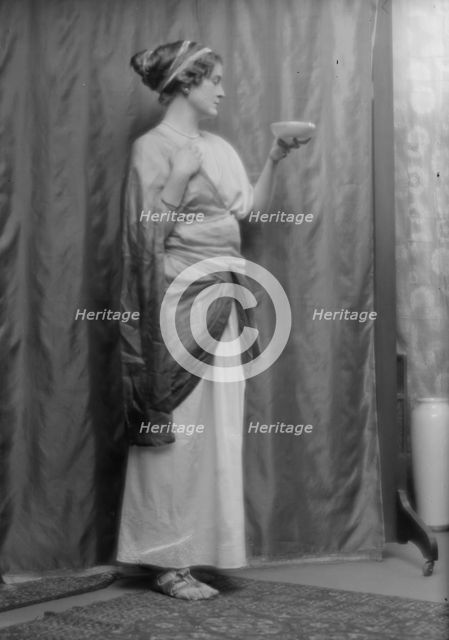 Montgomery, Margaret Phelps, Miss, portrait photograph, 1912 Sept. 27. Creator: Arnold Genthe.