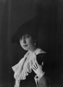 Montgomery, Mrs., portrait photograph, 1916. Creator: Arnold Genthe