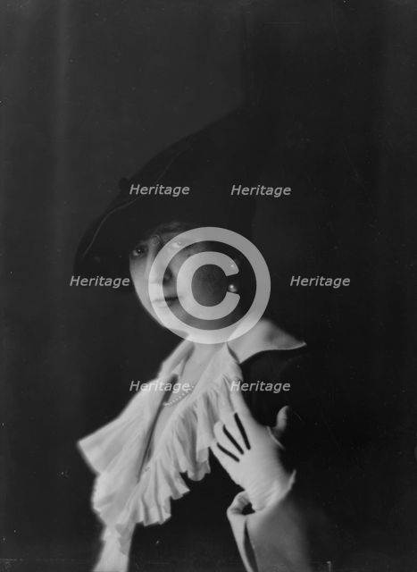 Montgomery, Mrs., portrait photograph, 1916. Creator: Arnold Genthe.