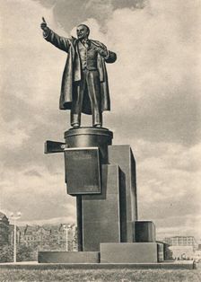 Monument to Lenin by Evseev, Shchuko, and Gelfrejh, St Petersburg, Russia c1926. Artists: Sergey Evseev, Vladimir Shchuko, Vladimir Gelfreich