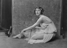 Moore, Dulcie, Miss, portrait photograph, between 1916 and 1918. Creator: Arnold Genthe